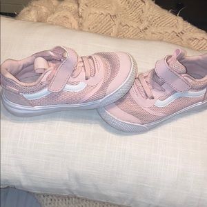 VANS PINK AND WHITE RUNNING SHOE